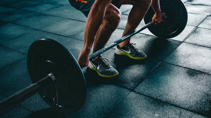 CrossFit健身比赛现场 - 运动员进行高翻举重项目