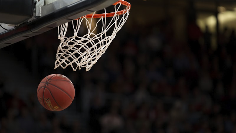 NBA篮球比赛扣篮精彩画面 - 勒布朗·詹姆斯突破上篮